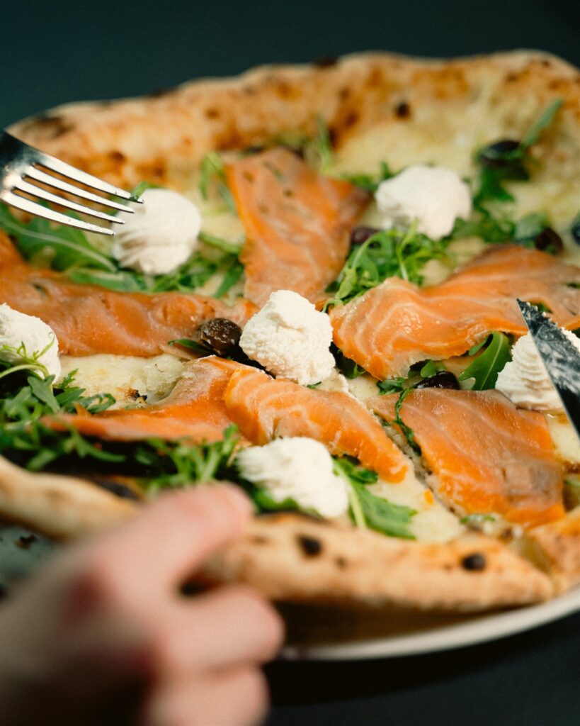 pizza-da-condividere-salmone-rucola-serenata-torino-sud
