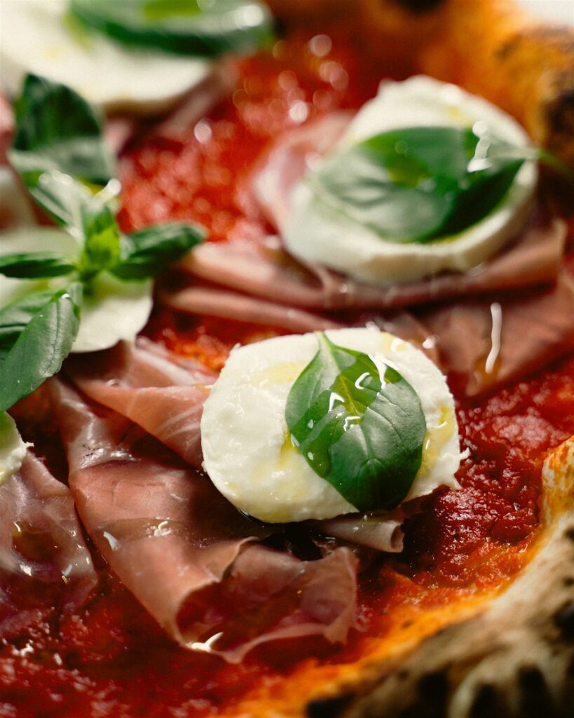 dettaglio-pizza-prosciutto-mozzarella-basilico-serenata